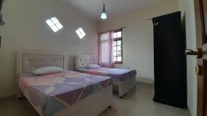 Ngôi Nhà 5 Phòng Ngủ (Five-Bedroom House)