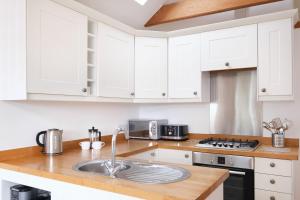 The Boathouse, Kingsbridge - Romantic detached annexe with parking & estuary walk to great pub