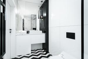 Golden Apartments Warsaw - Luxury 2-Bedroom, Mennica Residence&166