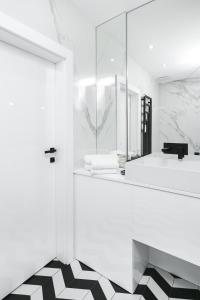 Golden Apartments Warsaw - Luxury 2-Bedroom, Mennica Residence&166