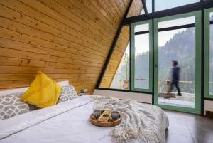 Vibrant A-Frame In The Valley By Bastiat Stays - 马恩迪