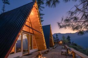 Vibrant A-Frame In The Valley By Bastiat Stays