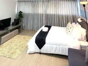 Impact Arena Condo TwoTone By GoodRoom24