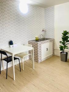 Impact Arena Condo TwoTone By GoodRoom24