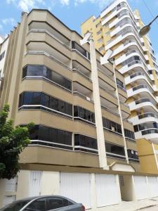 Apartamento amplo em Meia Praia sc