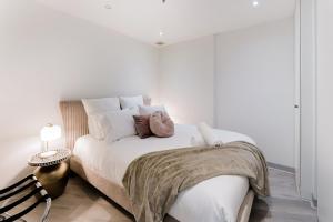 Deco Inspired Delight Near Mavel by Custom Bnb Hosting
