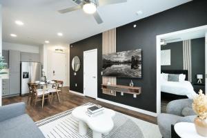 Chic 1BR w Gym & Parking Near Rvrwalk & Dome