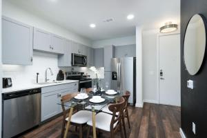 Chic 1BR w Gym & Parking Near Rvrwalk & Dome