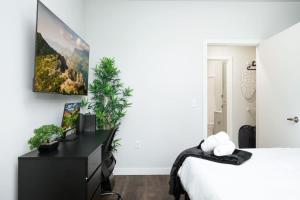 Chic 1BR w Gym & Parking Near Rvrwalk & Dome