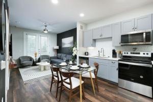 Chic 1BR w Gym & Parking Near Rvrwalk & Dome