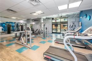 Cool 2BR-Spring Training! w Pool, Gym & Parking