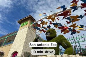 Cozy 1BR Haven w Pool, Gym, Steps from Riverwalk