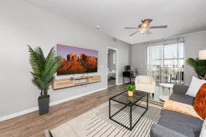 Snug 2BR-Spring Training! w Pool, Gym & Parking