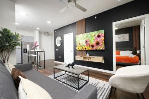 1BR Escape w Gym Parking Near Rvrwalk & Dome