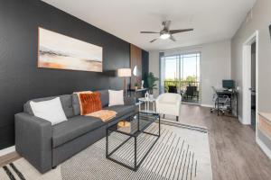 Stylish 2BR-Spring Training! w Pool, Gym & Parking