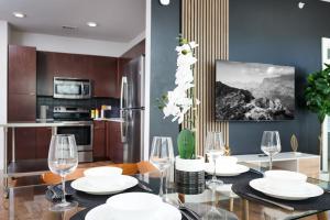 Comfy 2BR-Southtown Near Rvrwalk, Dome & Conv