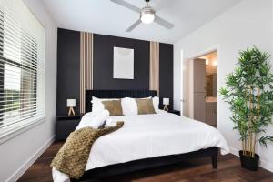 Cozy 2BR-w Parking, Near Rvrwalk, Dome & Conv Ctr