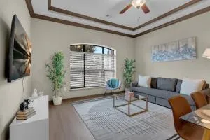 Stylish 1BR Near BOK Center-Gym, Pool, Pet Frndly - Sperry