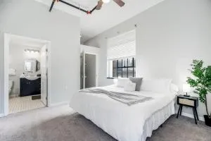 Chic 2BR Parking, Rooftop,Near Arrowhd & TMobile - Riverside
