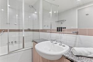 Modern Nomads Fine City-bound Living with King Bed & Balcony