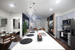 Chic 2BR-w Parking, Near Rvrwalk, Dome & Conv Ctr