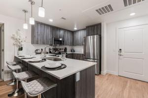 Stylish 2BR w Parking, Near Temple Sq & Delta Ctr