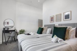 Stadium View Apartments #1 - Modern 3 Bed Comfort Retreat