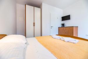 Apartments & Rooms Dekanic