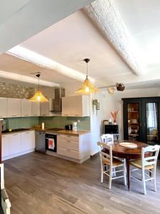 Maisons de vacances Villa les Volets Bleus an authentic house in the heart of the city center : photos des chambres
