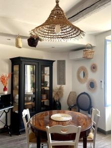 Maisons de vacances Villa les Volets Bleus an authentic house in the heart of the city center : photos des chambres