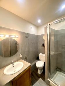 Maisons de vacances Villa les Volets Bleus an authentic house in the heart of the city center : photos des chambres