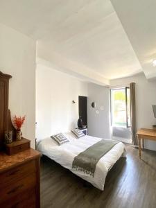 Maisons de vacances Villa les Volets Bleus an authentic house in the heart of the city center : photos des chambres