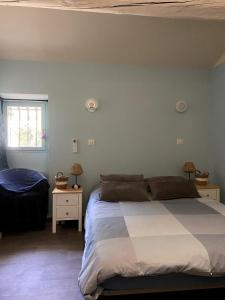 Maisons de vacances Villa les Volets Bleus an authentic house in the heart of the city center : Maison 4 Chambres