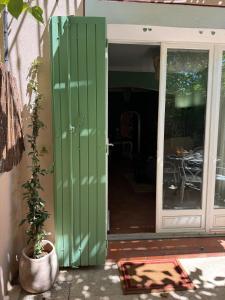 Maison Jasmin in the city center with parking space and terrace