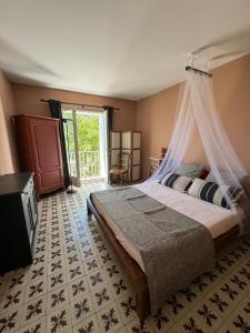 Maison Jasmin in the city center with parking space and terrace