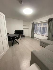 Cosy Ground Floor Flat Next to the Tube
