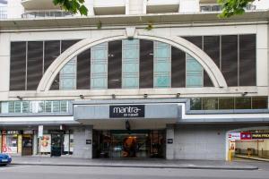 Modern Nomads Metro Urban Studio with City View and Indoor Pool