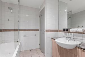 Modern Nomads Metro Urban Studio with City View and Indoor Pool