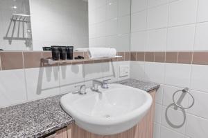 Modern Nomads Metro Urban Studio with City View and Indoor Pool