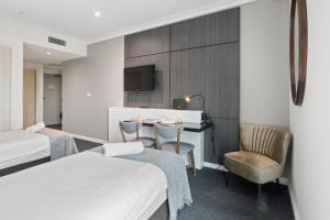 Modern Nomads Metro Urban Studio with City View and Indoor Pool