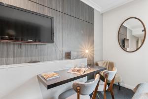 Modern Nomads Metro Urban Studio with City View and Indoor Pool