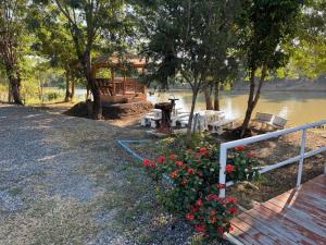 สวนภาวัฒน์ - Pawat Waterfront & Resort