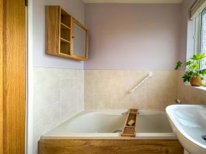 Cosy 2 Bedroom Home - FREE Parking & Garden with BBQ