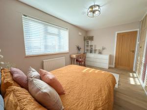 Cosy 2 Bedroom Home - FREE Parking & Garden with BBQ