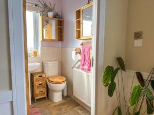 Cosy 2 Bedroom Home - FREE Parking & Garden with BBQ