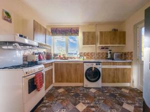 Cosy 2 Bedroom Home - FREE Parking & Garden with BBQ