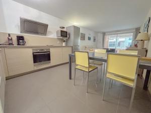 Appartements Appartement centrale a 100 m des plages Rue de Provence : photos des chambres