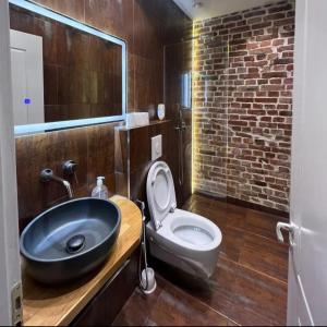 Central Apartment Myslym Shyri Street with balcony