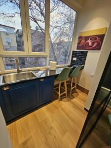 Central Apartment Myslym Shyri Street with balcony