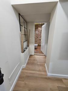 Central Apartment Myslym Shyri Street with balcony